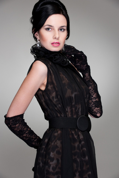 Elégante jeune femme en robe noire
 - Photo, image