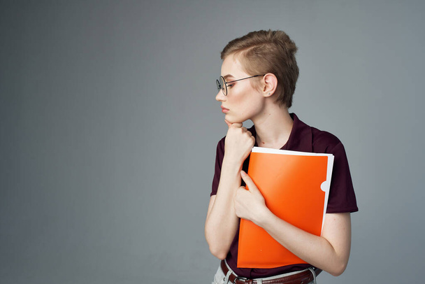 krátkovlasá žena s brýlemi módní izolované pozadí - Fotografie, Obrázek