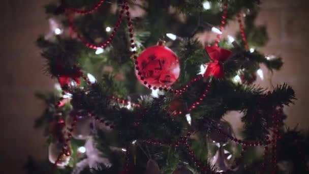  Rozmazané vánoční ozdoby na krásném zdobeném vánočním stromečku s bokeh světla v obývacím pokoji v noci. Koncepce přípravy a čekání na nový rok. - Záběry, video