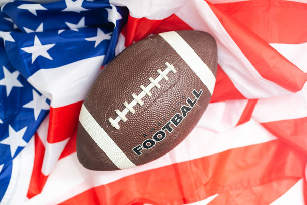 balón de rugby de fútbol americano contra bandera americana - Foto, imagen