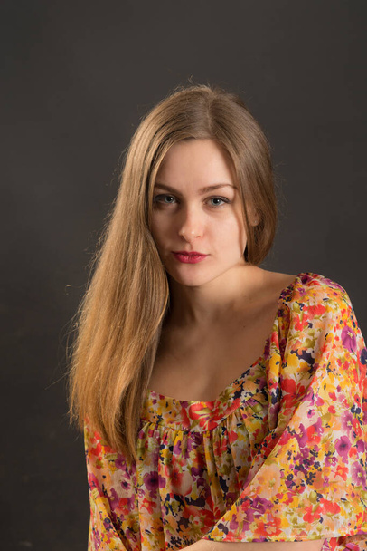 retrato de estúdio de uma menina com cabelos longos em um fundo preto
 - Foto, Imagem