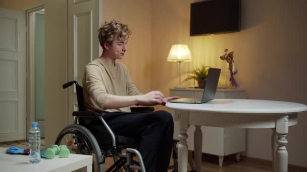 Een gehandicapte man spreidt zijn arm over verschillende kanten.  - Video