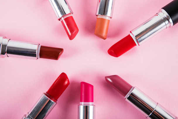 collection divers rouges à lèvres colorés surface rose - Photo, image