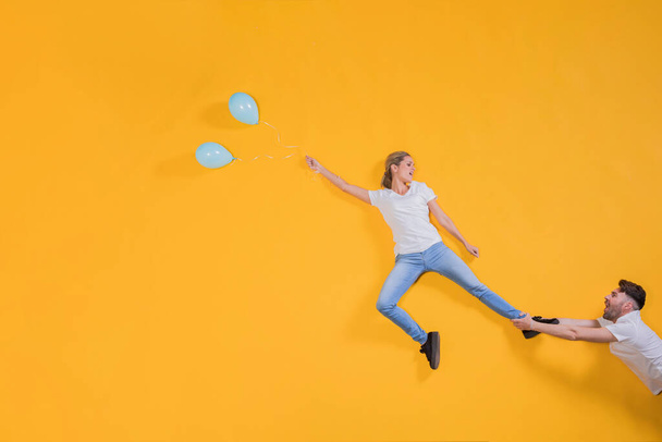 Paar schwebende Luft mit Ballons - Foto, Bild