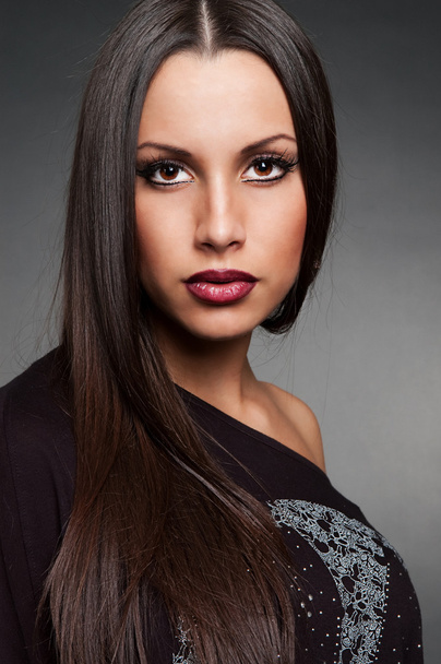 Портрет юной брюнетки с длинными волосами
 - Фото, изображение