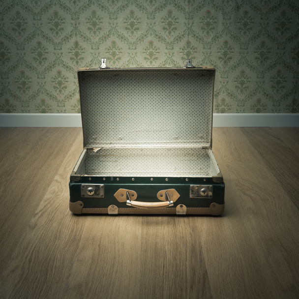 Open vintage suitcase - Foto, afbeelding