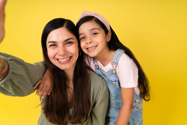 Güzel Latin bir anne ve genç bir kızın selfie çektiği kişisel bakış açısı.  - Fotoğraf, Görsel