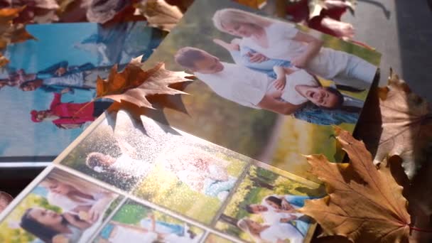 Photobook στα φύλλα φόντο, closeup του photobook, οικογενειακό άλμπουμ φωτογραφιών - Πλάνα, βίντεο