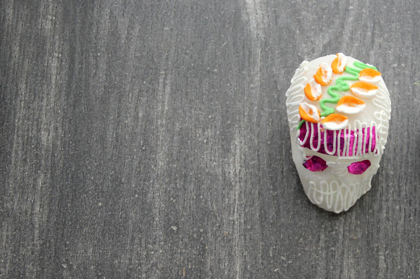 Сахарная конфета в форме традиционного мексиканского черепа для украшения вечеринки ко Дню Верных Мертвых и Всех Святых в ноябре в Мексике - Фото, изображение
