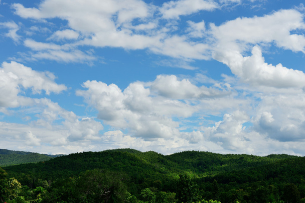 modrá obloha pozadí s mraky - Fotografie, Obrázek