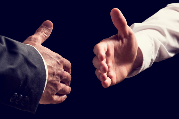 Dos hombres de negocios a punto de darse la mano
 - Foto, Imagen