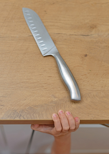 Небезпечна ситуація на кухні. Дитина намагається дістати кухонний ніж
. - Фото, зображення