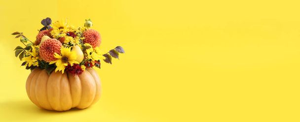 Beautiful autumn bouquet in pumpkin on color background with space for text - Foto, Bild