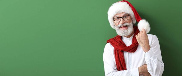 Retrato de Papai Noel elegante em fundo de cor com espaço para texto - Foto, Imagem