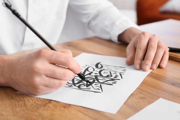 Mężczyzna arabski kaligrafik pracujący w biurze, zbliżenie - Zdjęcie, obraz