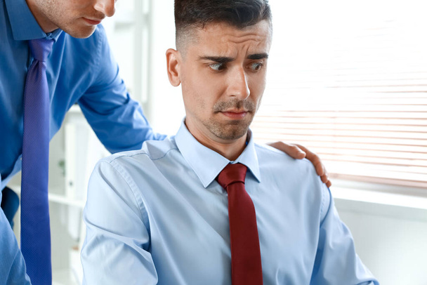 Босс соблазняет работника мужского пола. Концепция преследования - Фото, изображение