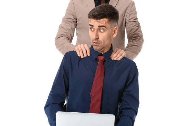 Mies ahdistelee miespuolista kollegaansa valkoisella taustalla - Valokuva, kuva