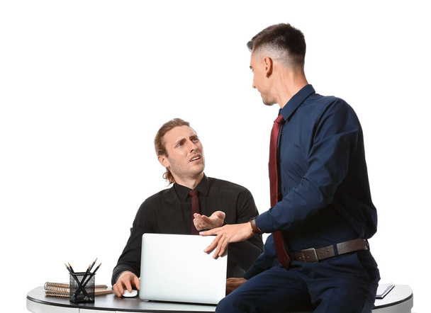 Mann belästigt seinen männlichen Kollegen auf weißem Hintergrund - Foto, Bild