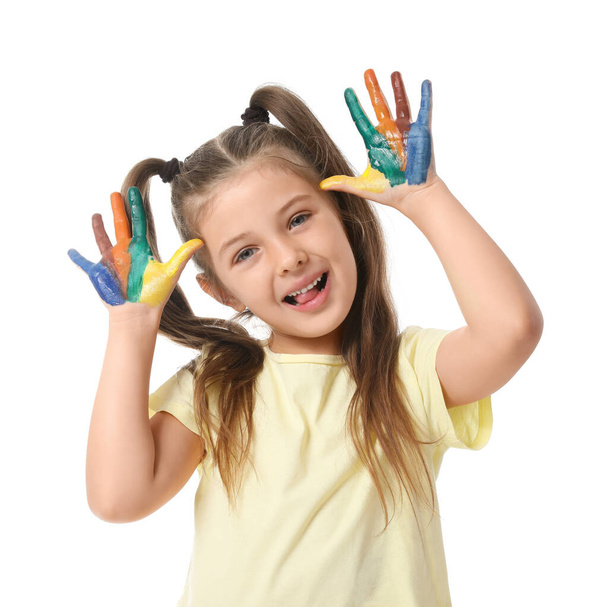 игривая маленькая девочка с руками в краске на белом фоне - Фото, изображение