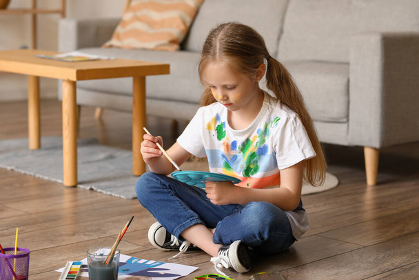 Κοριτσάκι με πινέλο και παλέτα χρωμάτων στο σπίτι - Φωτογραφία, εικόνα