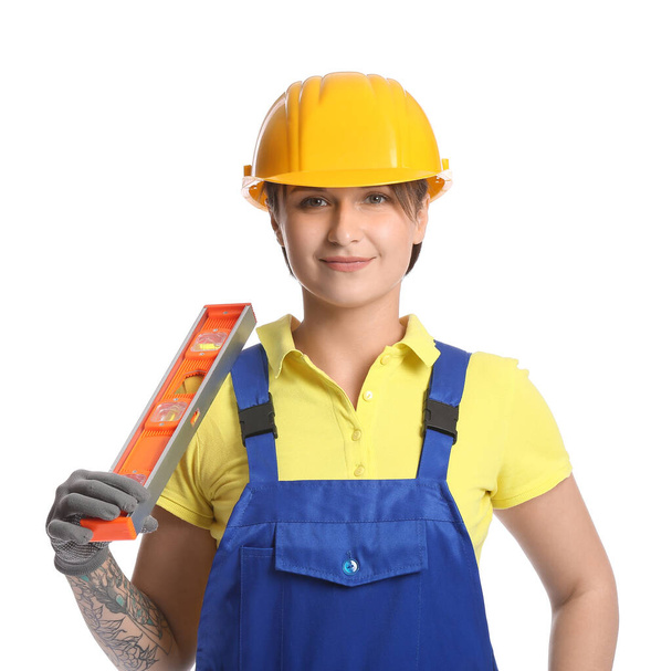 Trabalhadora da construção feminina em hardhat com nível construtor sobre fundo branco - Foto, Imagem