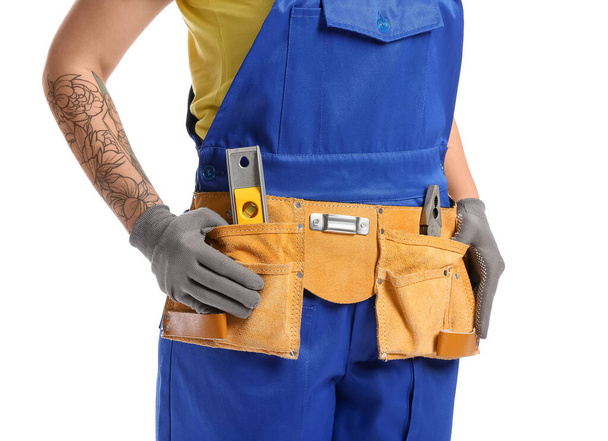 Bauarbeiterin mit Werkzeug auf weißem Hintergrund - Foto, Bild