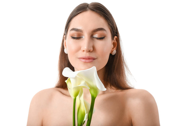 白い背景にカラの花を持つ美しい裸の女性 - 写真・画像