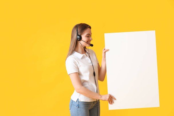 Жіночий агент технічної підтримки з порожнім плакатом на кольоровому фоні
 - Фото, зображення