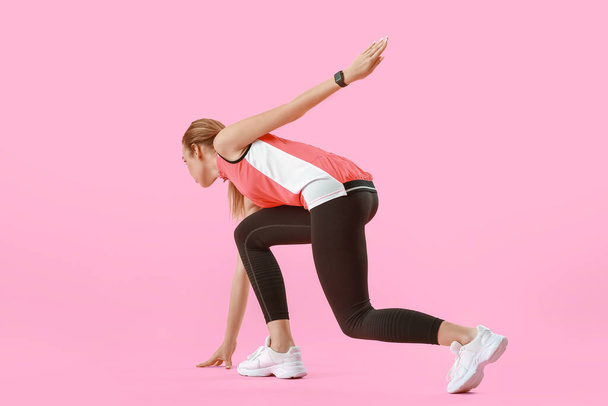 Sporty female runner on color background - Foto, immagini