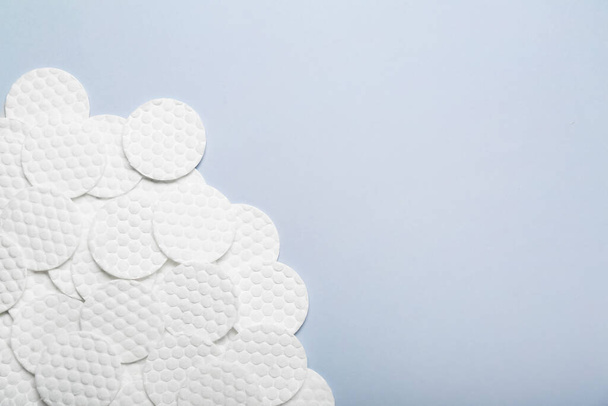 Almohadillas de algodón limpias sobre fondo de color - Foto, Imagen