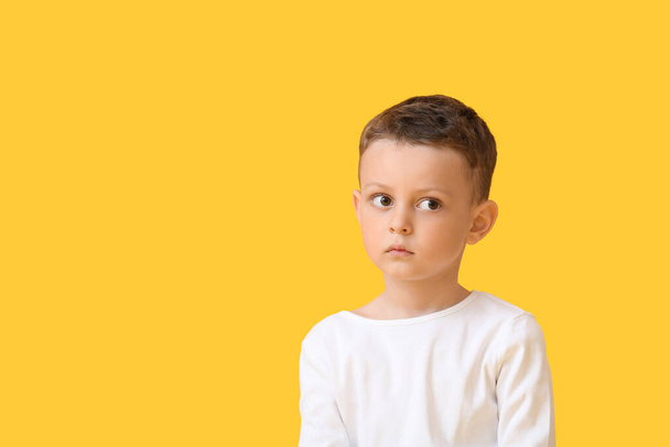 Πορτρέτο του χαριτωμένο μικρό αγόρι στο χρώμα φόντου - Φωτογραφία, εικόνα
