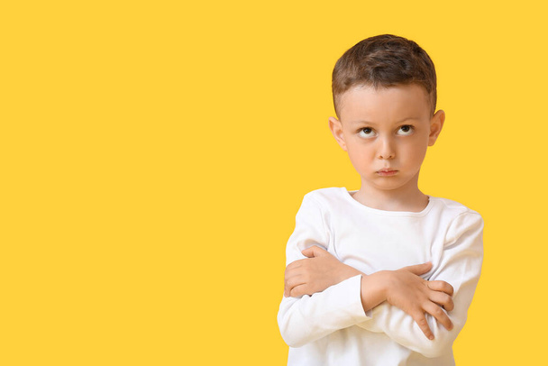Porträt eines beleidigten kleinen Jungen auf farbigem Hintergrund - Foto, Bild