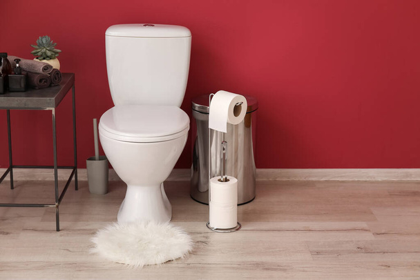 Support avec rouleaux de papier toilette dans les toilettes - Photo, image