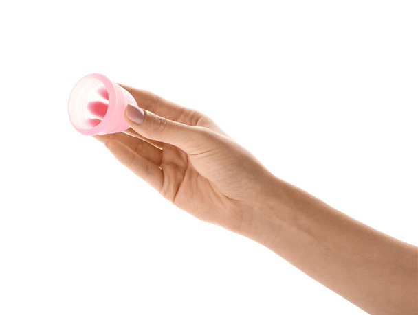 Γυναικείο χέρι με εμμηνορροϊκό κύπελλο σε λευκό φόντο - Φωτογραφία, εικόνα
