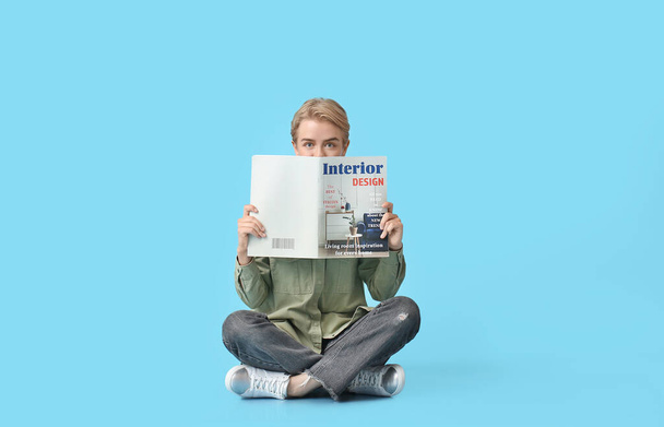 Nuori nainen, jolla on lehti sinisellä taustalla - Valokuva, kuva