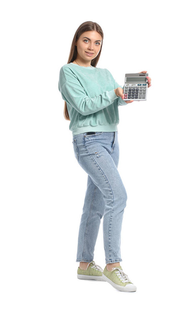 Hermosa mujer joven con calculadora sobre fondo blanco - Foto, imagen