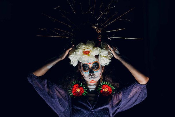 Frau mit mexikanischem Totenkopf-Halloween-Make-up im Gesicht. Tag der Toten und Halloween - Foto, Bild