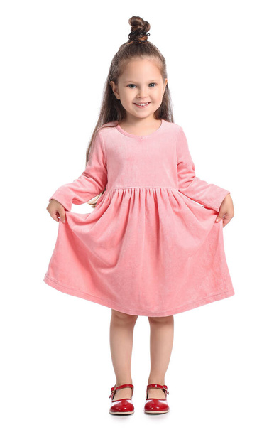 Schattig klein meisje in roze jurk op witte achtergrond - Foto, afbeelding