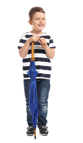 Söpö pieni poika sininen sateenvarjo valkoisella taustalla - Valokuva, kuva