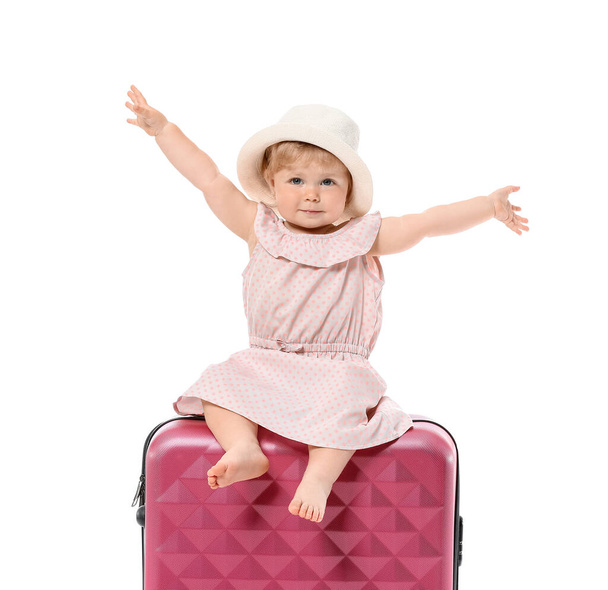 Χαριτωμένο κοριτσάκι με βαλίτσα σε λευκό φόντο - Φωτογραφία, εικόνα