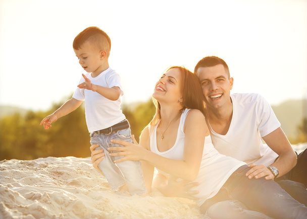 sunset beach üzerinde mutlu güzel ailesi - Fotoğraf, Görsel