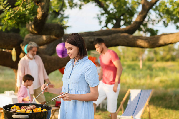 Szczęśliwa rodzina na grillu w letni dzień - Zdjęcie, obraz