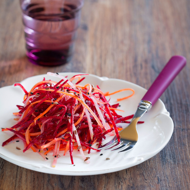 Салат из свеклы, моркови и груши
 - Фото, изображение