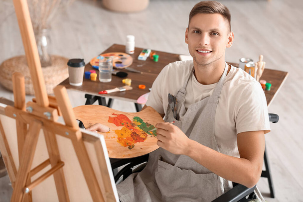 Młody niepełnosprawny artysta malarstwo w warsztacie - Zdjęcie, obraz
