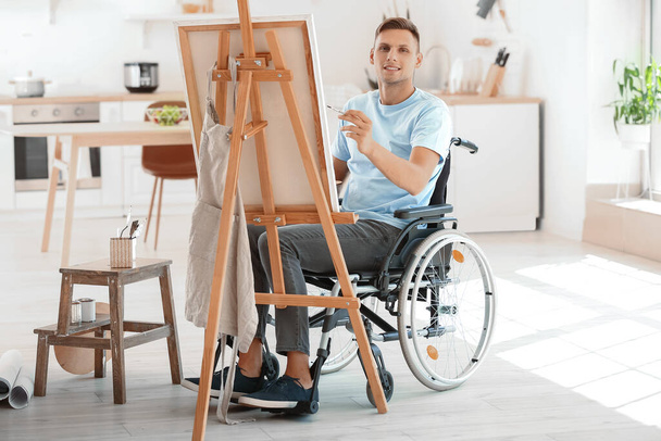 Jonge gehandicapte kunstenaar schilderen in atelier - Foto, afbeelding