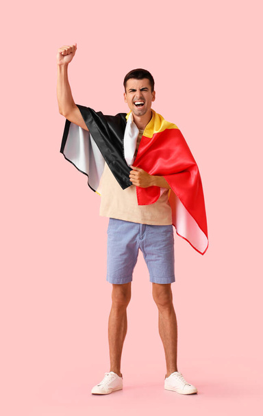 Emocjonalny mężczyzna z flagą Belgii na tle koloru - Zdjęcie, obraz