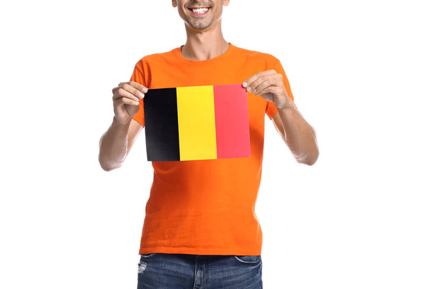 Młody człowiek z flagą Belgii na białym tle - Zdjęcie, obraz