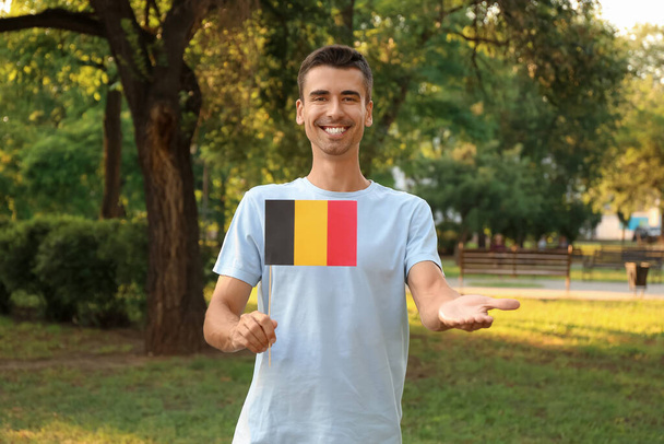 Belçika bayrağı taşıyan genç bir adam. - Fotoğraf, Görsel