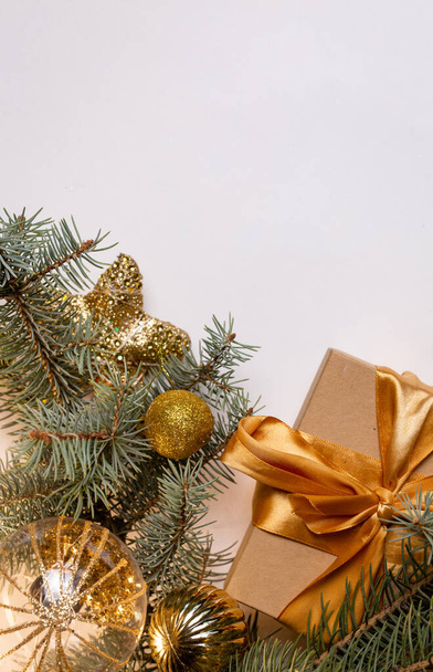 Vánoční skladba s jedlovými větvemi a hračkami. Ploché rozložení, horní pohled. - Fotografie, Obrázek
