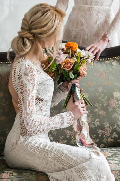 nice bride with flowers in hotel - Φωτογραφία, εικόνα